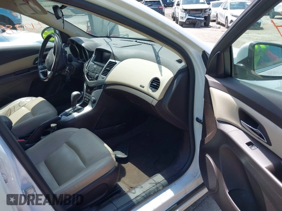 2014 Chevrolet Cruze 2LT z VIN 1G1PE5SBXE7168795, wystawiony jako IAAI lot #42285484 z przebiegiem 104 317 mil mil oraz . Historia ofert i sprzedaży dostępna na DreamBid. Obrazek 5.