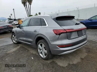 2019 Audi e-tron Premium Plus с VIN WA1LABGE7KB021954, выставлен на аукционе Copart как лот 47867025 с пробегом 74 853 миль миль и Списание • Salvage title. История ставок и продаж доступна на DreamBid. Изображение 2.