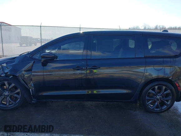 2020 Chrysler Pacifica Touring with VIN 2C4RC1FG8LR150540, listed as a IAAI auction lot 41506101 with 152,046 mi miles and . Bid and sale history available at DreamBid. Image 14.