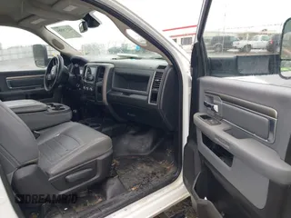 2018 Ram 2500 Tradesman z VIN 3C6MR5AJ8JG127319, wystawiony jako IAAI lot #42378584 z przebiegiem 132 406 mil mil oraz . Historia ofert i sprzedaży dostępna na DreamBid. Obrazek 5.