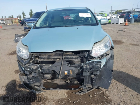 2014 Ford Focus Electric z VIN 1FADP3R41EL238035, wystawiony jako IAAI lot #41975546 z przebiegiem 72 873 mil mil oraz . Historia ofert i sprzedaży dostępna na DreamBid. Obrazek 13.