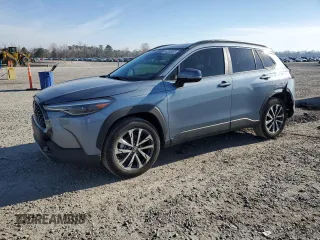 2023 Toyota Corolla Cross XLE z VIN 7MUDAAAG5PV055380, wystawiony jako Copart lot #46280925 z przebiegiem 12 575 mil mil oraz Szkody całkowita. Historia ofert i sprzedaży dostępna na DreamBid. Obrazek 1.