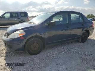2009 Nissan Versa 1.6 z VIN 3N1CC11E49L499117, wystawiony jako Copart lot #56486285 z przebiegiem 129 114 mil mil oraz Szkody całkowita. Historia ofert i sprzedaży dostępna na DreamBid. Obrazek 1.