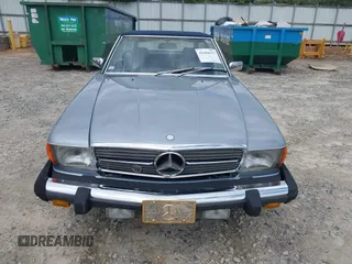 1984 Mercedes-Benz 380 SL z VIN WDBBA45A5EA014183, wystawiony jako IAAI lot #42456937 z przebiegiem 93 667 mil mil oraz . Historia ofert i sprzedaży dostępna na DreamBid. Obrazek 12.