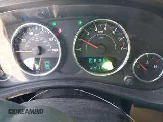 2012 Jeep Wrangler Unlimited Altitude z VIN 1C4HJWEG7CL191444, wystawiony jako IAAI lot #41643441 z przebiegiem 220 785 mil mil oraz . Historia ofert i sprzedaży dostępna na DreamBid. Obrazek 7.