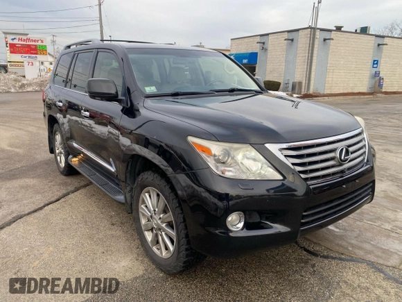 2009 Lexus LX 570 z VIN JTJHY00W394025574, wystawiony jako Copart lot #47316365 z przebiegiem 182 586 mil mil oraz Czysty tytuł • Clean title. Historia ofert i sprzedaży dostępna na DreamBid. Obrazek 1.