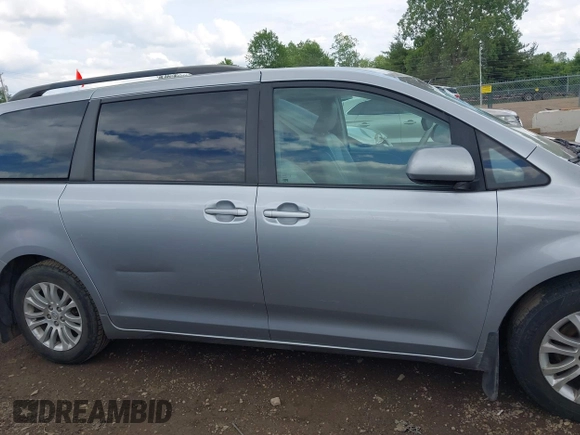 2011 Toyota Sienna XLE AAS z VIN 5TDYK3DC7BS067407, wystawiony jako IAAI lot #42312520 z przebiegiem 175 945 mil mil oraz . Historia ofert i sprzedaży dostępna na DreamBid. Obrazek 13.
