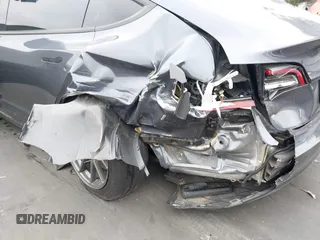 2023 Tesla Model 3 z VIN 5YJ3E1EAXPF403095, wystawiony jako IAAI lot #42151764 z przebiegiem 17 872 mil mil oraz . Historia ofert i sprzedaży dostępna na DreamBid. Obrazek 6.