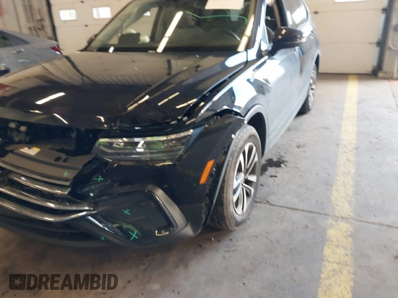 2023 Volkswagen Tiguan S z VIN 3VVRB7AX6PM069001, wystawiony jako IAAI lot #41193316 z przebiegiem 21 586 mil mil oraz . Historia ofert i sprzedaży dostępna na DreamBid. Obrazek 16.