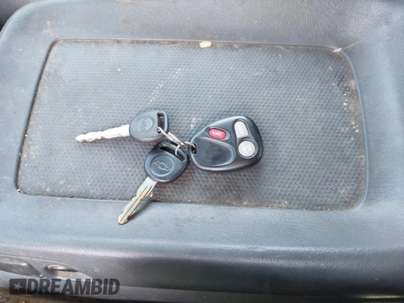 2000 Chevrolet Silverado 2500 LS z VIN 1GCGK29U7YE398008, wystawiony jako IAAI lot #42432596 z przebiegiem 217 691 mil mil oraz . Historia ofert i sprzedaży dostępna na DreamBid. Obrazek 11.
