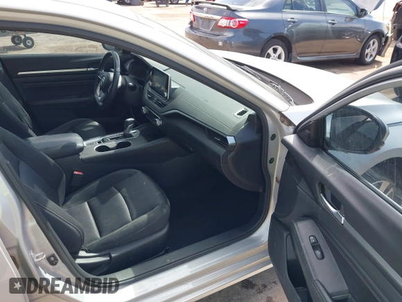 2019 Nissan Altima 2.5 SV with VIN 1N4BL4DV3KN305825, listed as a IAAI auction lot 41697209 with 96,619 mi miles. Bid and sale history available at carsss.com. Image 5.