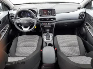 2021 Hyundai Kona SE z VIN KM8K12AAXMU610006, wystawiony jako Copart lot #50434295 z przebiegiem 43 853 mil mil oraz Szkoda całkowita • Salvage title. Historia ofert i sprzedaży dostępna na DreamBid. Obrazek 8.