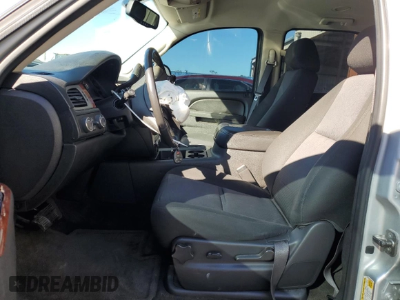 2013 Chevrolet Tahoe LS z VIN 1GNSKAE04DR332680, wystawiony jako Copart lot #81899914 z przebiegiem 216 063 mil mil oraz Szkoda całkowita • Salvage title. Historia ofert i sprzedaży dostępna na DreamBid. Obrazek 7.