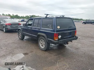 1996 Jeep Cherokee SE z VIN 1J4FJ28S5TL129065, wystawiony jako IAAI lot #42231133 z przebiegiem 225 320 mil mil oraz . Historia ofert i sprzedaży dostępna na DreamBid. Obrazek 3.