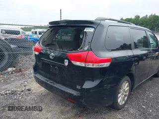 2012 Toyota Sienna XLE z VIN 5TDDK3DC8CS044847, wystawiony jako IAAI lot #42392549 z przebiegiem 157 220 mil mil oraz . Historia ofert i sprzedaży dostępna na DreamBid. Obrazek 16.