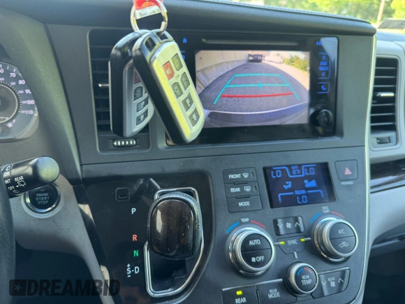 2015 Toyota Sienna Limited z VIN 5TDDK3DC8FS124511, wystawiony jako Copart lot #62570905 z przebiegiem 188 920 mil mil oraz Czysty tytuł • Clean title. Historia ofert i sprzedaży dostępna na DreamBid. Obrazek 11.