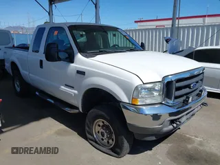 2002 Ford F-250 XL z VIN 1FTNX21F52ED15074, wystawiony jako IAAI lot #41830976 z przebiegiem 239 139 mil mil oraz . Historia ofert i sprzedaży dostępna na DreamBid. Obrazek 1.