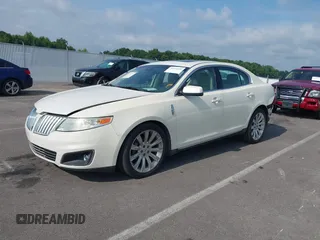 2009 Lincoln MKS z VIN 1LNHM94R59G620735, wystawiony jako IAAI lot #39793140 z przebiegiem 147 201 mil mil oraz . Historia ofert i sprzedaży dostępna na DreamBid. Obrazek 2.
