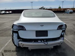 2020 Tesla Model 3 Standard Range Plus z VIN 5YJ3E1EA6LF634067, wystawiony jako Copart lot #50718645 z przebiegiem 26 605 mil mil oraz Szkoda całkowita • Salvage title. Historia ofert i sprzedaży dostępna na DreamBid. Obrazek 6.
