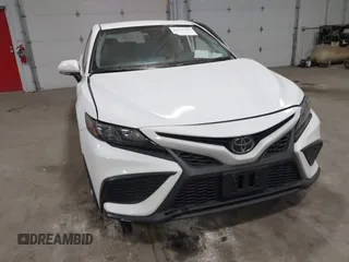 2023 Toyota Camry SE z VIN 4T1G11BK2PU083901, wystawiony jako IAAI lot #41776738 z przebiegiem 31 548 mil mil oraz . Historia ofert i sprzedaży dostępna na DreamBid. Obrazek 6.