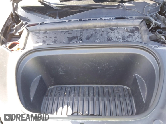 2024 Tesla Model Y Long Range z VIN 7SAYGDEE0RF078242, wystawiony jako IAAI lot #41808826 z przebiegiem 59 581 mil mil oraz . Historia ofert i sprzedaży dostępna na DreamBid. Obrazek 10.