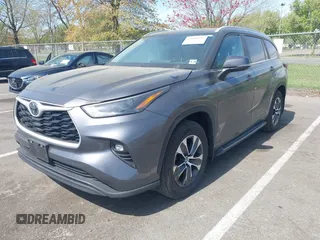 2024 Toyota Highlander LE z VIN 5TDKDRBH6RS552634, wystawiony jako IAAI lot #42086919 z przebiegiem 12 606 mil mil oraz . Historia ofert i sprzedaży dostępna na DreamBid. Obrazek 17.