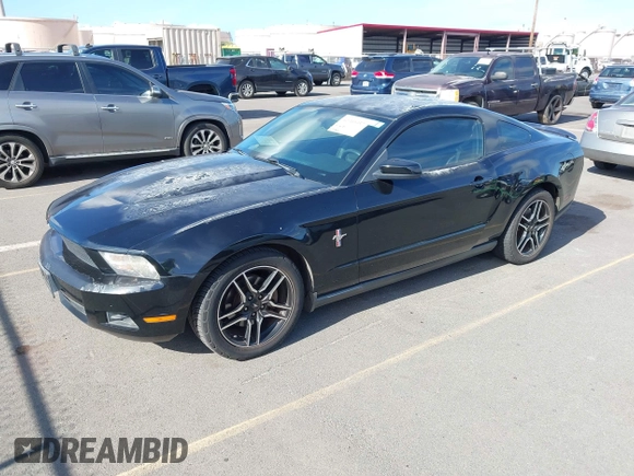 2011 Ford Mustang V6 z VIN 1ZVBP8AM4B5156596, wystawiony jako IAAI lot #42769337 z przebiegiem 77 140 mil mil oraz . Historia ofert i sprzedaży dostępna na DreamBid. Obrazek 2.