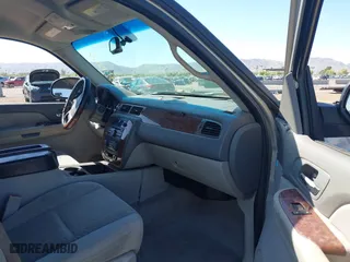 2007 Chevrolet Suburban LT with VIN 1GNFC16J87J230680, listed as a IAAI auction lot 42111804 with 1 mi miles. Bid and sale history available at carsss.com. Image 5.