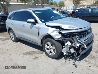 2021 Kia Sorento LX z VIN 5XYRG4LC5MG021586, wystawiony jako IAAI lot #42000187 z przebiegiem 81 046 mil mil oraz . Historia ofert i sprzedaży dostępna na DreamBid. Obrazek 1.