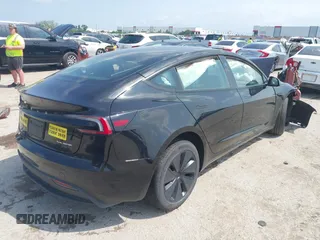 2025 Tesla Model 3 Long Range z VIN 5YJ3E1EB0SF919659, wystawiony jako IAAI lot #42128333 z przebiegiem 2 068 mil mil oraz . Historia ofert i sprzedaży dostępna na DreamBid. Obrazek 4.