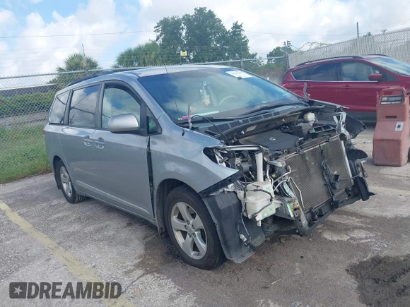 2014 Toyota Sienna LE AAS z VIN 5TDKK3DC8ES448581, wystawiony jako IAAI lot #39942249 z przebiegiem 158 131 mil mil oraz . Historia ofert i sprzedaży dostępna na DreamBid. Obrazek 1.