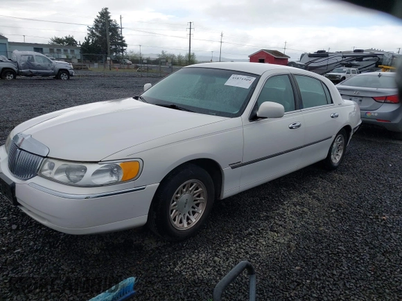 1999 Lincoln Town Car Signature z VIN 1LNFM82W0XY603679, wystawiony jako IAAI lot #41871509 z przebiegiem 109 638 mil mil oraz . Historia ofert i sprzedaży dostępna na DreamBid. Obrazek 17.