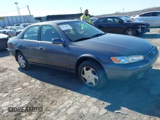 1997 Toyota Camry LE z VIN 4T1BF22K2VU018903, wystawiony jako IAAI lot #41823488 z przebiegiem 184 992 mil mil oraz . Historia ofert i sprzedaży dostępna na DreamBid. Obrazek 1.