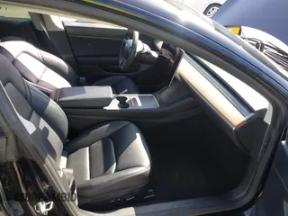2021 Tesla Model 3 Standard Range Plus z VIN 5YJ3E1EA5MF939299, wystawiony jako IAAI lot #42146702 z przebiegiem 43 382 mil mil oraz . Historia ofert i sprzedaży dostępna na DreamBid. Obrazek 5.