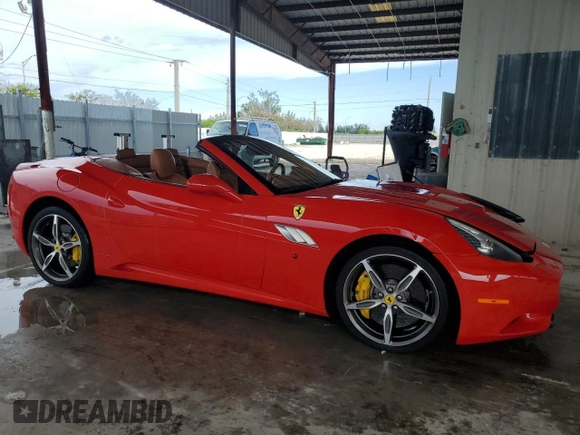 2013 Ferrari California z VIN ZFF65TJA0D0194573, wystawiony jako Copart lot #72021374 z przebiegiem 67 191 mil mil oraz Szkody całkowita. Historia ofert i sprzedaży dostępna na DreamBid. Obrazek 4.