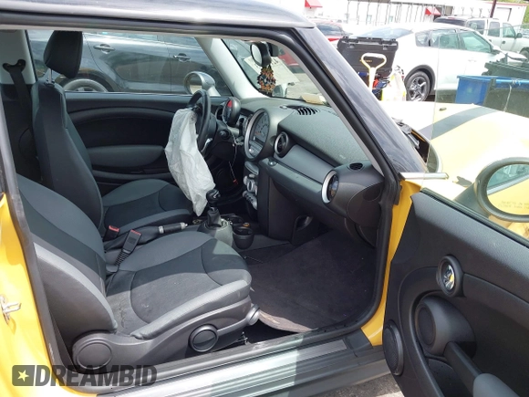 2009 MINI Hardtop with VIN WMWMF33579TT69729, listed as a IAAI auction lot 42116873 with 92,334 mi miles and . Bid and sale history available at DreamBid. Image 5.