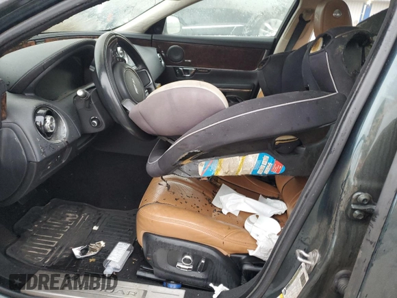 2017 Jaguar XJ z VIN SAJWJ1CD8H8W06740, wystawiony jako Copart lot #86709124 z przebiegiem Nie podano mil oraz Szkoda całkowita • Salvage title. Historia ofert i sprzedaży dostępna na DreamBid. Obrazek 7.