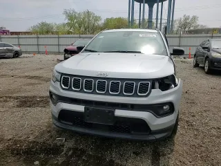 2024 Jeep Compass Latitude z VIN 3C4NJDBN7RT107047, wystawiony jako Copart lot #55265515 z przebiegiem 27 017 mil mil oraz Szkoda całkowita • Salvage title. Historia ofert i sprzedaży dostępna na DreamBid. Obrazek 14.