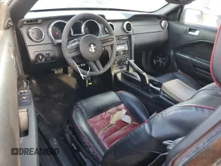 2008 Ford Mustang Deluxe z VIN 1ZVHT84N185177814, wystawiony jako Copart lot #51539775 z przebiegiem 147 380 mil mil oraz Czysty tytuł • Clean title. Historia ofert i sprzedaży dostępna na DreamBid. Obrazek 8.