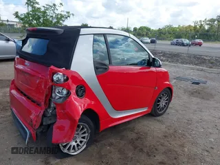 2013 Smart fortwo Passion z VIN WMEEK3BA5DK591221, wystawiony jako IAAI lot #42010853 z przebiegiem 101 953 mil mil oraz . Historia ofert i sprzedaży dostępna na DreamBid. Obrazek 4.