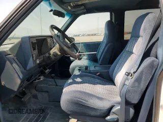 1994 Chevrolet Suburban z VIN 1GNGK26F1RJ444762, wystawiony jako Copart lot #86776674 z przebiegiem 354 375 mil mil oraz Szkoda całkowita • Salvage title. Historia ofert i sprzedaży dostępna na DreamBid. Obrazek 7.