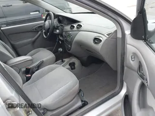 2003 Ford Focus SE Fleet z VIN 1FAFP36323W191551, wystawiony jako IAAI lot #42498013 z przebiegiem 142 724 mil mil oraz . Historia ofert i sprzedaży dostępna na DreamBid. Obrazek 5.