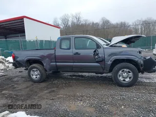 2018 Toyota Tacoma SR z VIN 5TFSX5EN6JX060153, wystawiony jako IAAI lot #41566129 z przebiegiem 33 669 mil mil oraz . Historia ofert i sprzedaży dostępna na DreamBid. Obrazek 14.