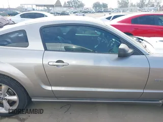 2008 Ford Mustang GT Deluxe z VIN 1ZVHT82H585183161, wystawiony jako IAAI lot #42421278 z przebiegiem 211 972 mil mil oraz . Historia ofert i sprzedaży dostępna na DreamBid. Obrazek 13.