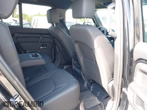 2025 Land Rover Defender S z VIN SALEJ7EX5S2391695, wystawiony jako IAAI lot #42346438 z przebiegiem 4926 mil mil oraz . Historia ofert i sprzedaży dostępna na DreamBid. Obrazek 8.