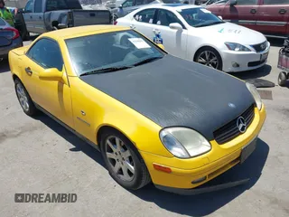 1999 Mercedes-Benz SLK 230/320 z VIN WDBKK47F7XF131839, wystawiony jako IAAI lot #42648299 z przebiegiem 124 630 mil mil oraz . Historia ofert i sprzedaży dostępna na DreamBid. Obrazek 1.