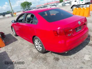 2014 Volkswagen Jetta S z VIN 3VW2K7AJ1EM434223, wystawiony jako IAAI lot #42245560 z przebiegiem 105 411 mil mil oraz . Historia ofert i sprzedaży dostępna na DreamBid. Obrazek 3.