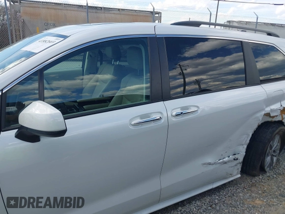 2022 Toyota Sienna XLE with VIN 5TDYRKEC6NS096521, listed as a IAAI auction lot 41882669 with 52,500 mi miles. Bid and sale history available at carsss.com. Image 15.