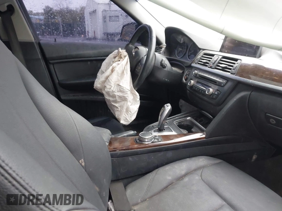 2015 BMW 3 Series 320i xDrive z VIN WBA3C3G59FNT53112, wystawiony jako IAAI lot #42222176 z przebiegiem 113 702 mil mil oraz . Historia ofert i sprzedaży dostępna na DreamBid. Obrazek 5.