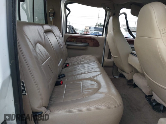 2000 Ford Super Duty F-250 XL with VIN 1FTNW21F8YEA59623, listed as a IAAI auction lot 41263825 with 371,405 mi miles. Bid and sale history available at carsss.com. Image 8.